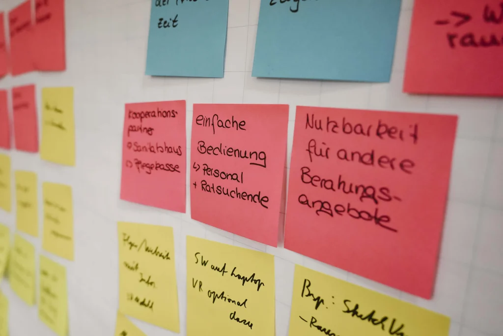 Post-It's an der Wand mit Wünschen für die zukünftige Nutzung